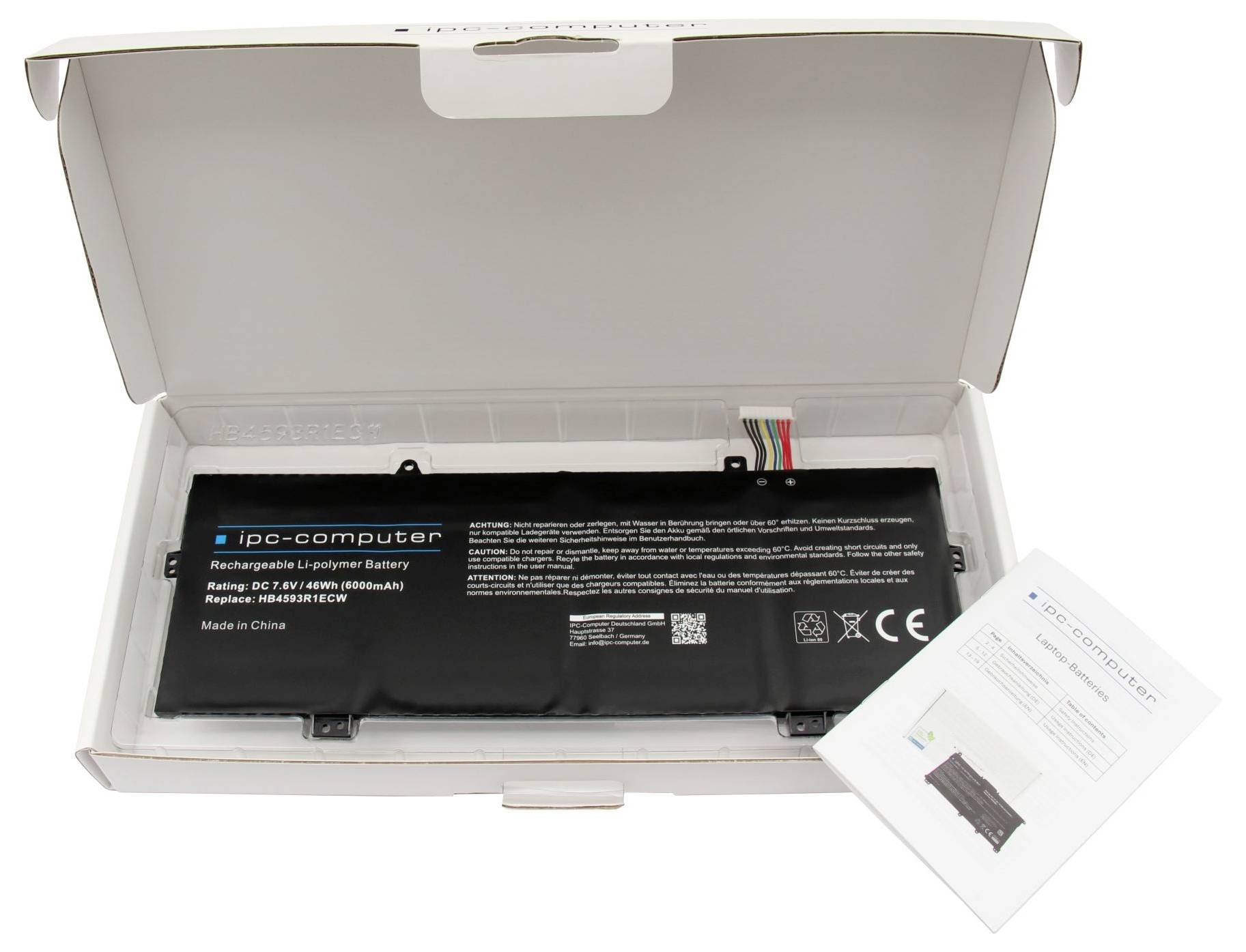 Öffnen Sie die weiße Box, die einen schwarzen aufladbaren Laptop-Akku mit Stecker und Bedienungsanleitung enthält.