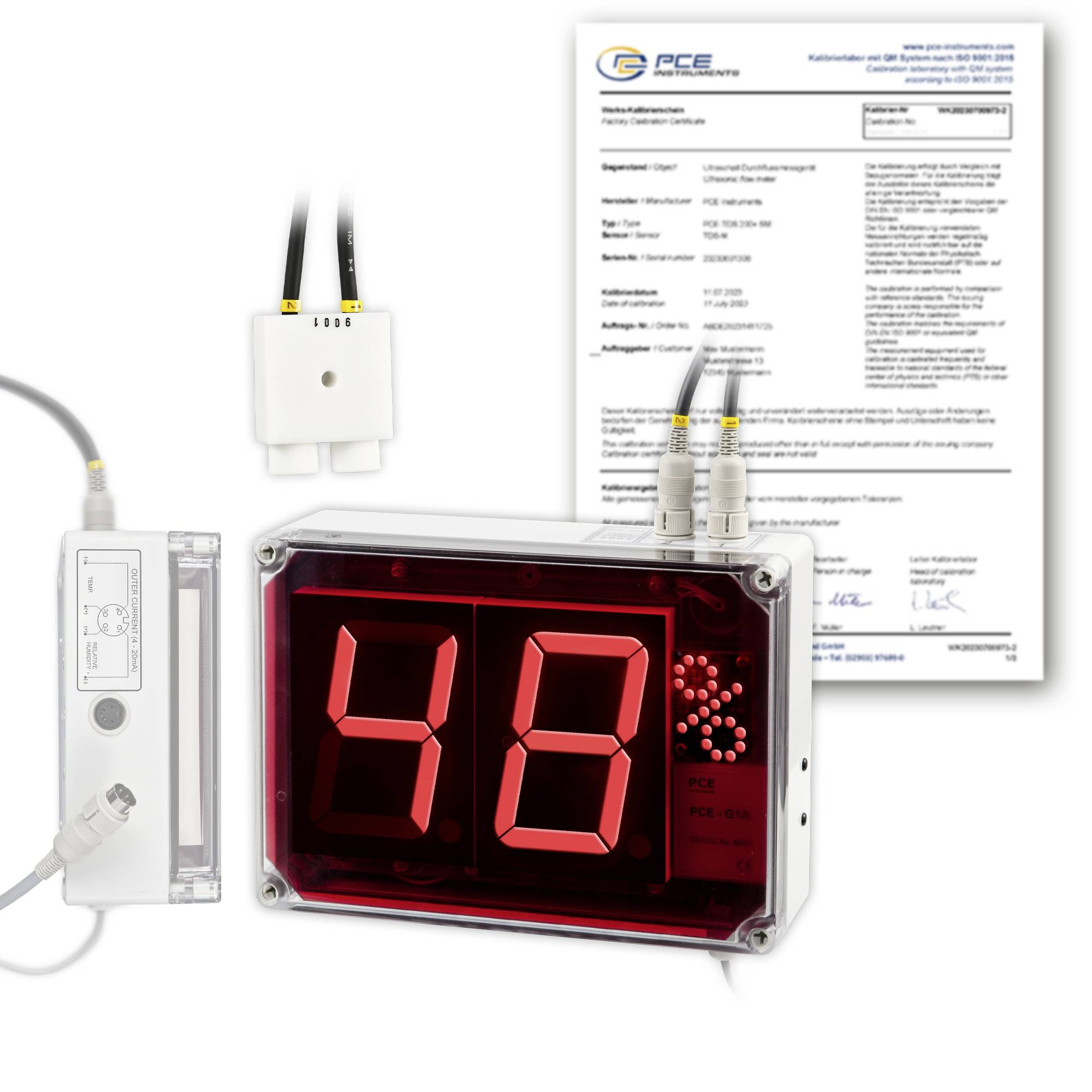 Industrielle Anzeige mit rot leuchtender LED-Nummer '48' mit angeschlossenen Sensoren und einem Kalibrierzertifikat im Hintergrund.