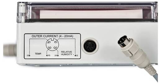 Nahaufnahme eines Gerätepanels mit einem Verdrahtungsschema für 