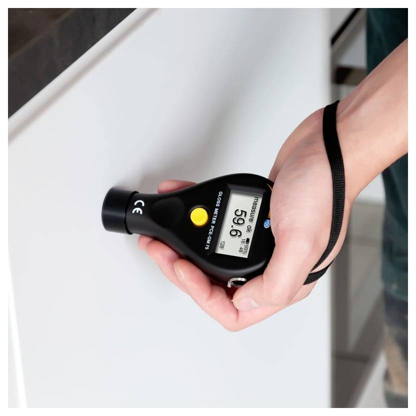 Hand, die ein digitales Infrarot-Thermometer hält und die Temperatur misst, wobei ein Messwert von 59,6 °C angezeigt wird.