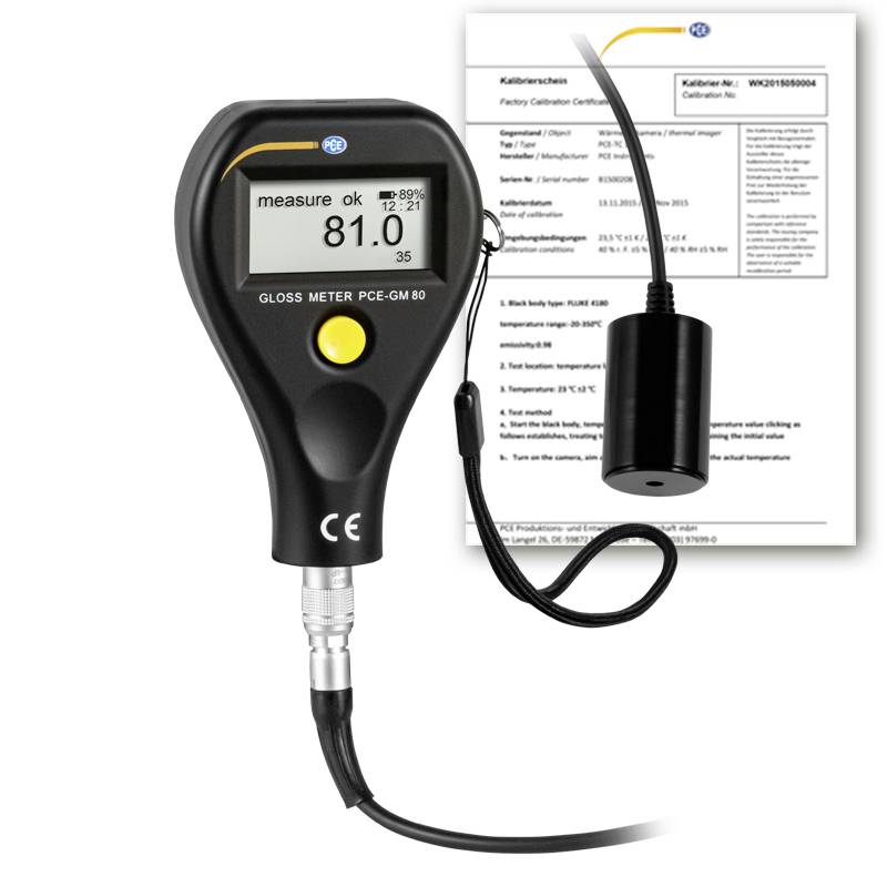 Digitales Glanzmessgerät mit Sonde und Kalibrierzertifikat, das eine Anzeige von 81,0 auf dem Display zeigt.