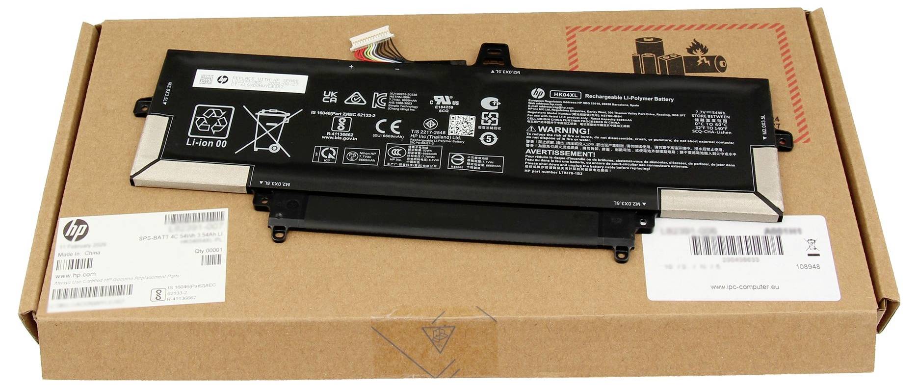 Ersatz-Laptop-Akku auf einer Kartonbox, mit sichtbaren Etiketten und Warnsymbolen.