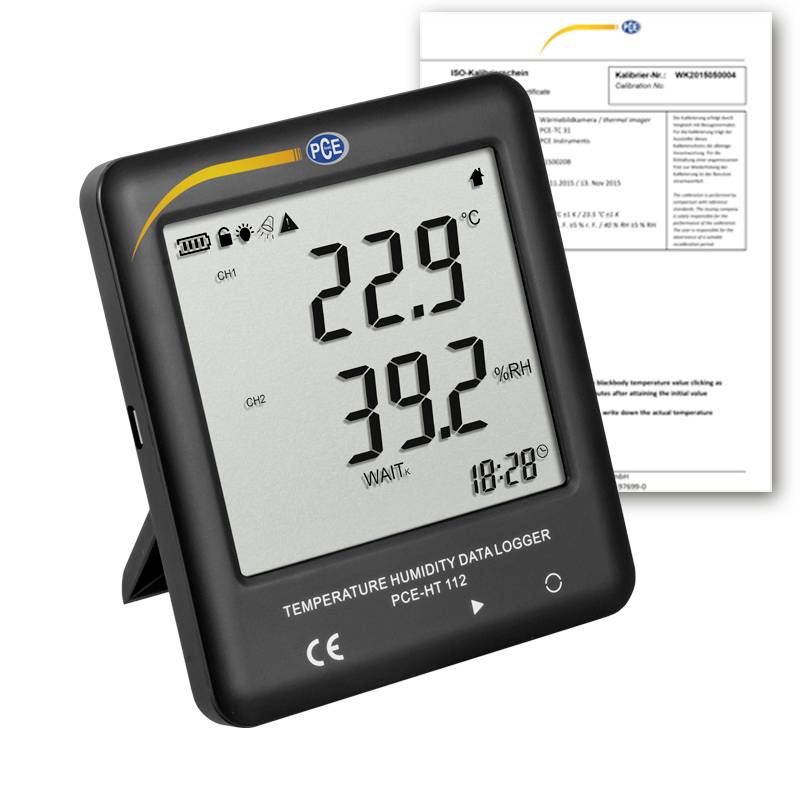 Digitales Temperatur- und Feuchtigkeitsdatenerfassungsgerät mit Anzeige von 22,9°C und 39,2% relative Luftfeuchte, mit Kalibrierzertifikat dahinter.