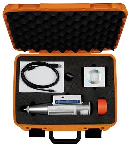 Orange-Hartschalenkoffer offen mit Schaumstoffeinlagen, die ein USB-Kabel, eine CD und ein silbernes tragbares Gerät mit orangefarbener Kappe halten.