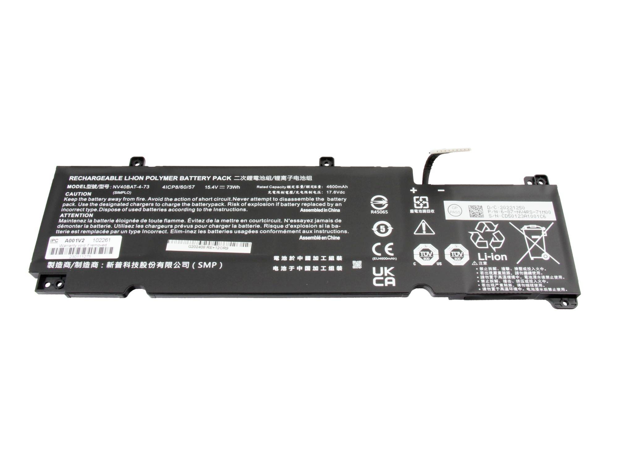 Schwarze wiederaufladbare Lithium-Ionen-Laptop-Batterie mit Warnaufklebern und Anschlusskabel auf weißem Hintergrund