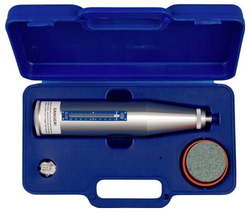 Blauer Tragekoffer mit metallischem zylindrischen Gasdetektor oder Sensor, kleiner Kappe und rundem Filtereinsatz im Inneren