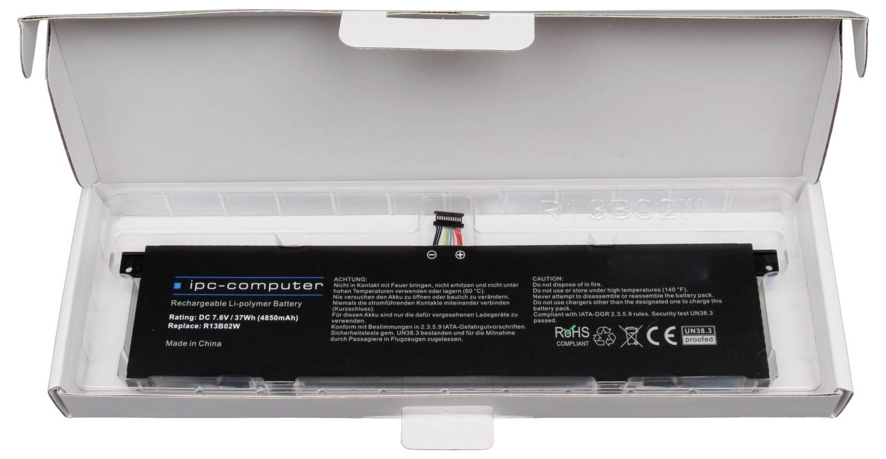 Öffnen Sie eine weiße Schachtel, die eine schwarze Laptop-Batterie mit der Bezeichnung „i-computer