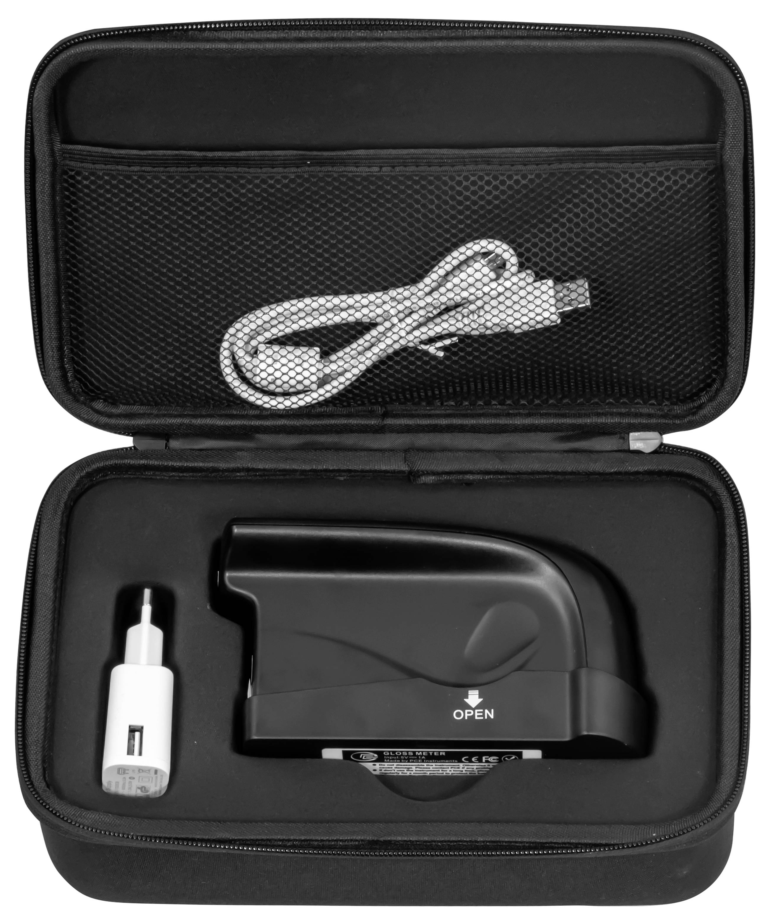 Offenes schwarzes Etui mit Reißverschluss, das ein weißes Ladekabel und ein USB-Autoladegerät enthält.