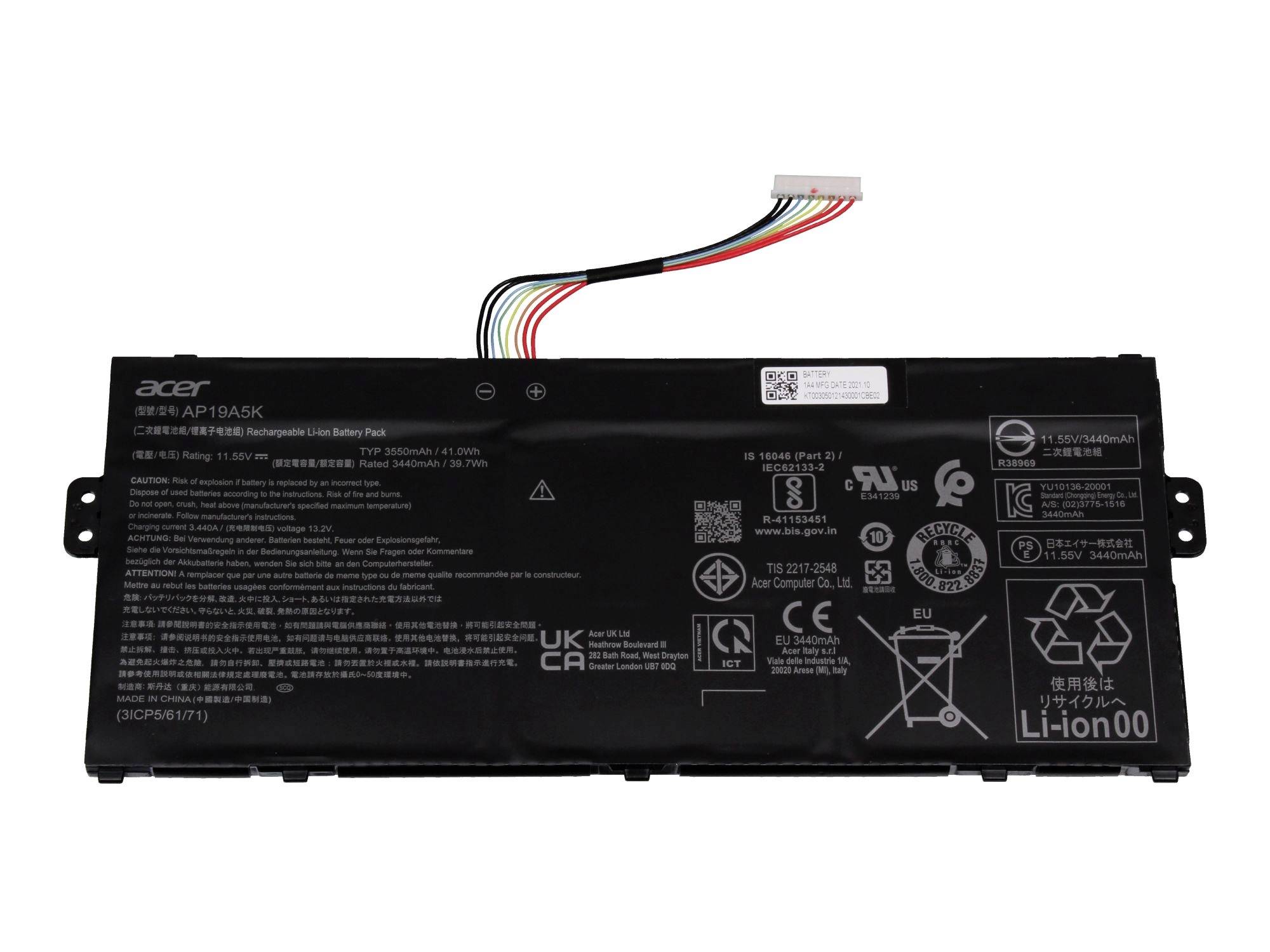 Schwarze Acer-Laptop-Batterie mit angefügtem mehrfarbigem Stecker-Kabel auf weißem Hintergrund.