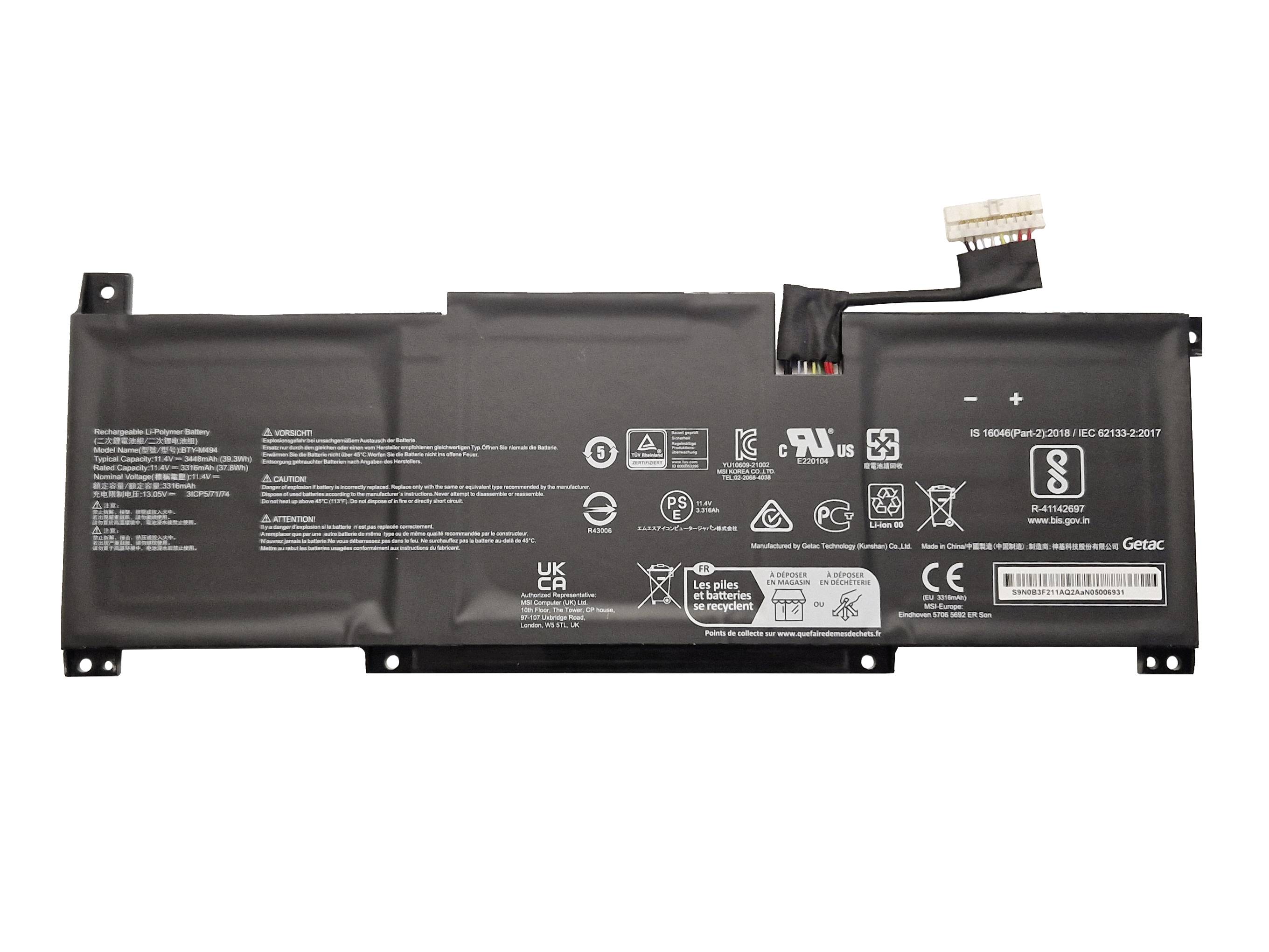 Schwarzer Laptop-Akku mit Stecker und aufgedruckten Sicherheitsetiketten auf weißem Hintergrund.