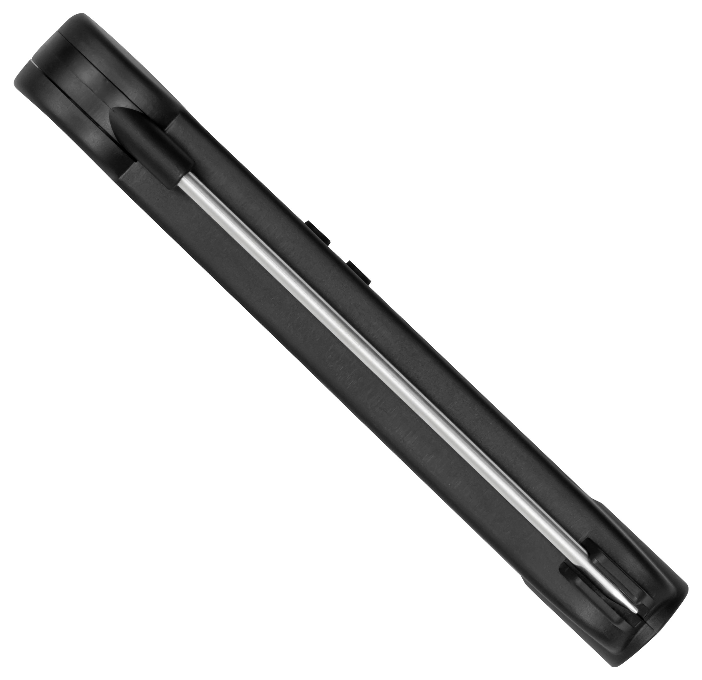 Schwarze tragbare Taschenlampe mit langem zylindrischem Gehäuse und silbernem Seitenstreifen, diagonal auf weißem Hintergrund dargestellt.