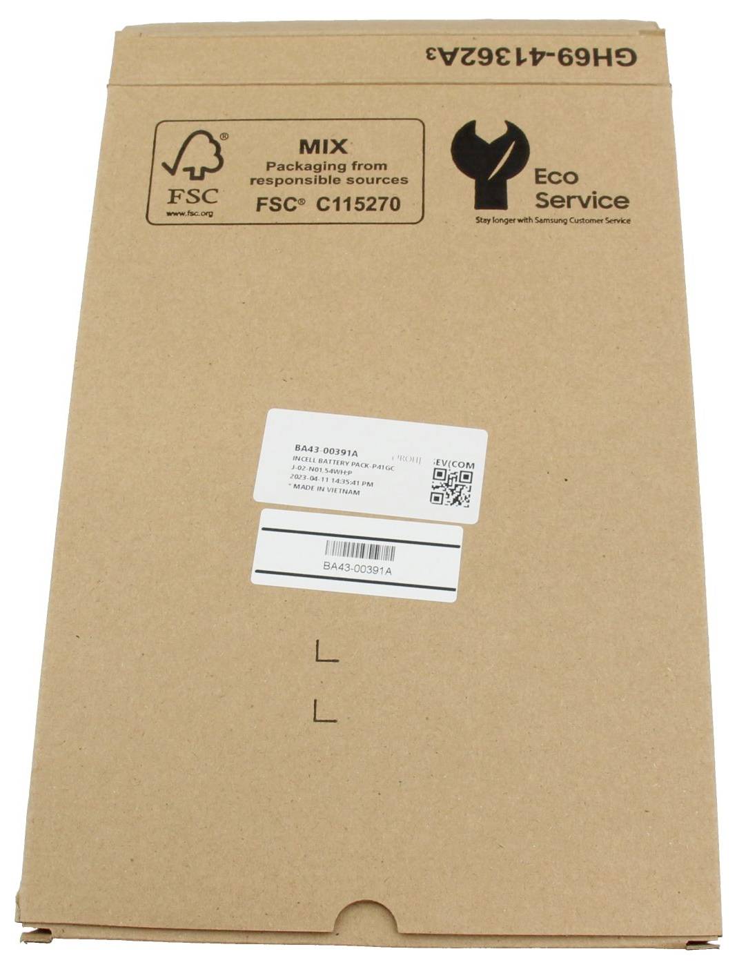 Geschlossener brauner Versandkarton aus Pappe mit FSC- und Eco Service-Logos und einem weißen Barcode-Etikett auf der Vorderseite.