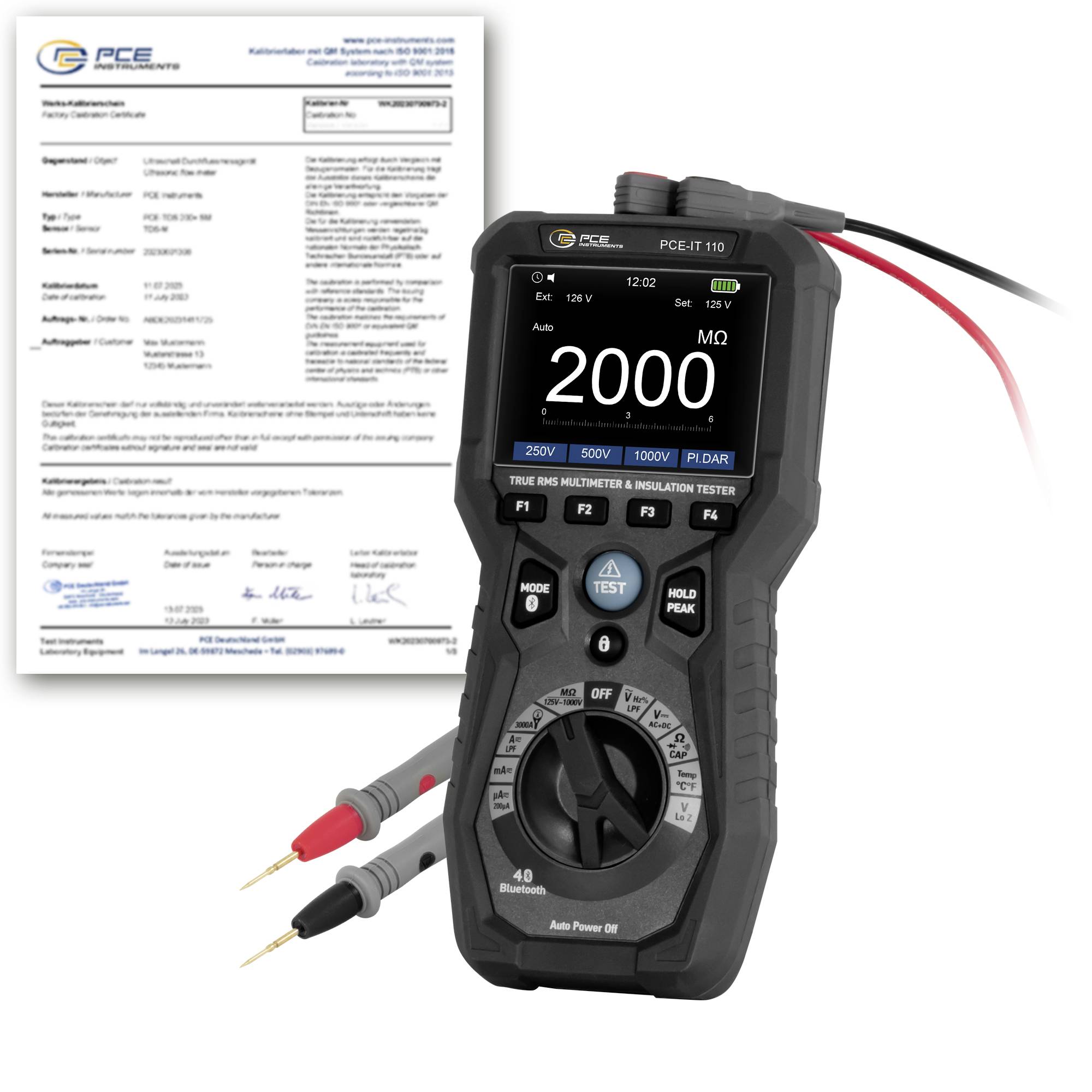 PCE-IT 110 echtes RMS-Multimeter und Isolationsprüfer mit Messleitungen, neben einem Kalibrierzertifikat-Dokument dargestellt.