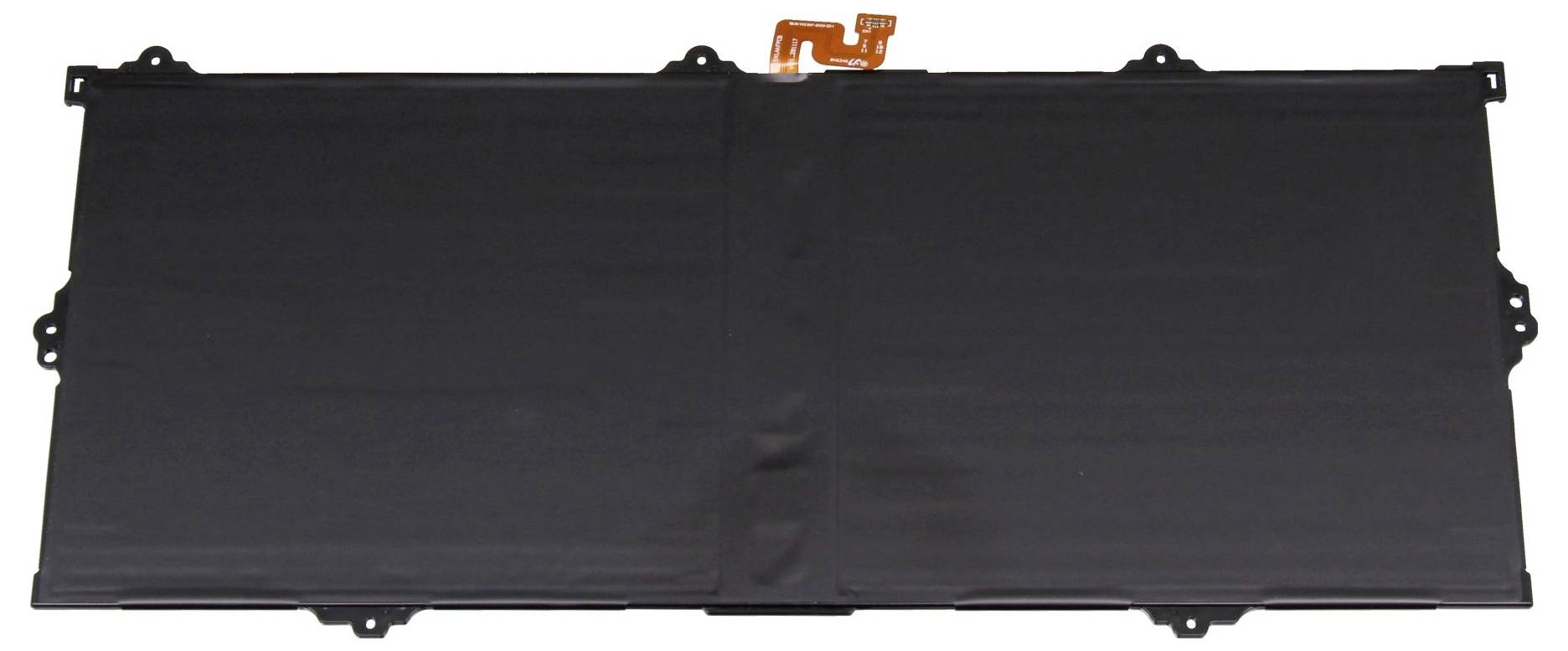Schwarzes rechteckiges Batteriepaket mit Montagelaschen und orangefarbenem Stecker oben, vor weißem Hintergrund dargestellt.