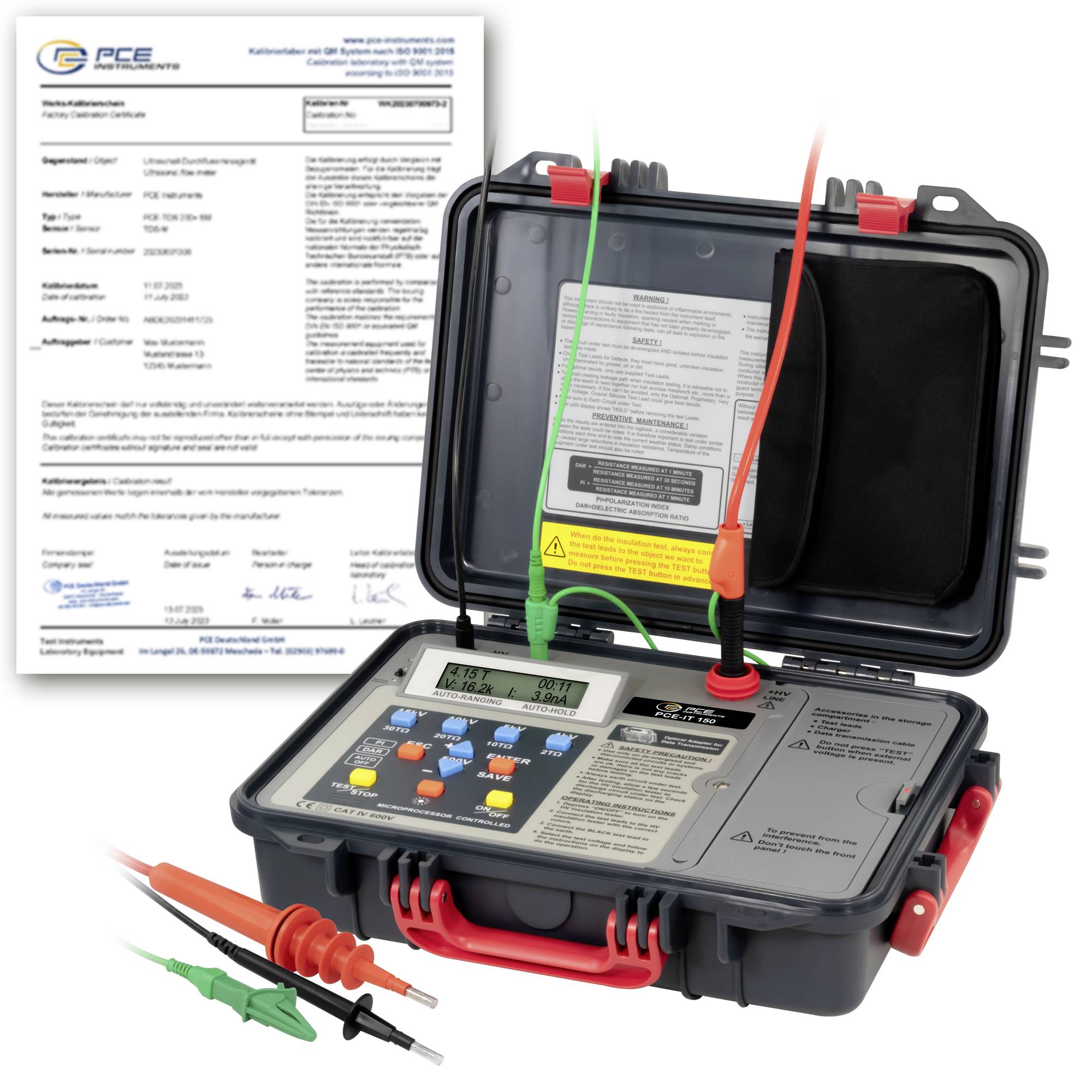 Tragbares elektrisches Testinstrument mit Prüfspitzen in einem robusten Koffer neben einem Kalibrierzertifikat, was auf zertifizierte Messequipment hindeutet.
