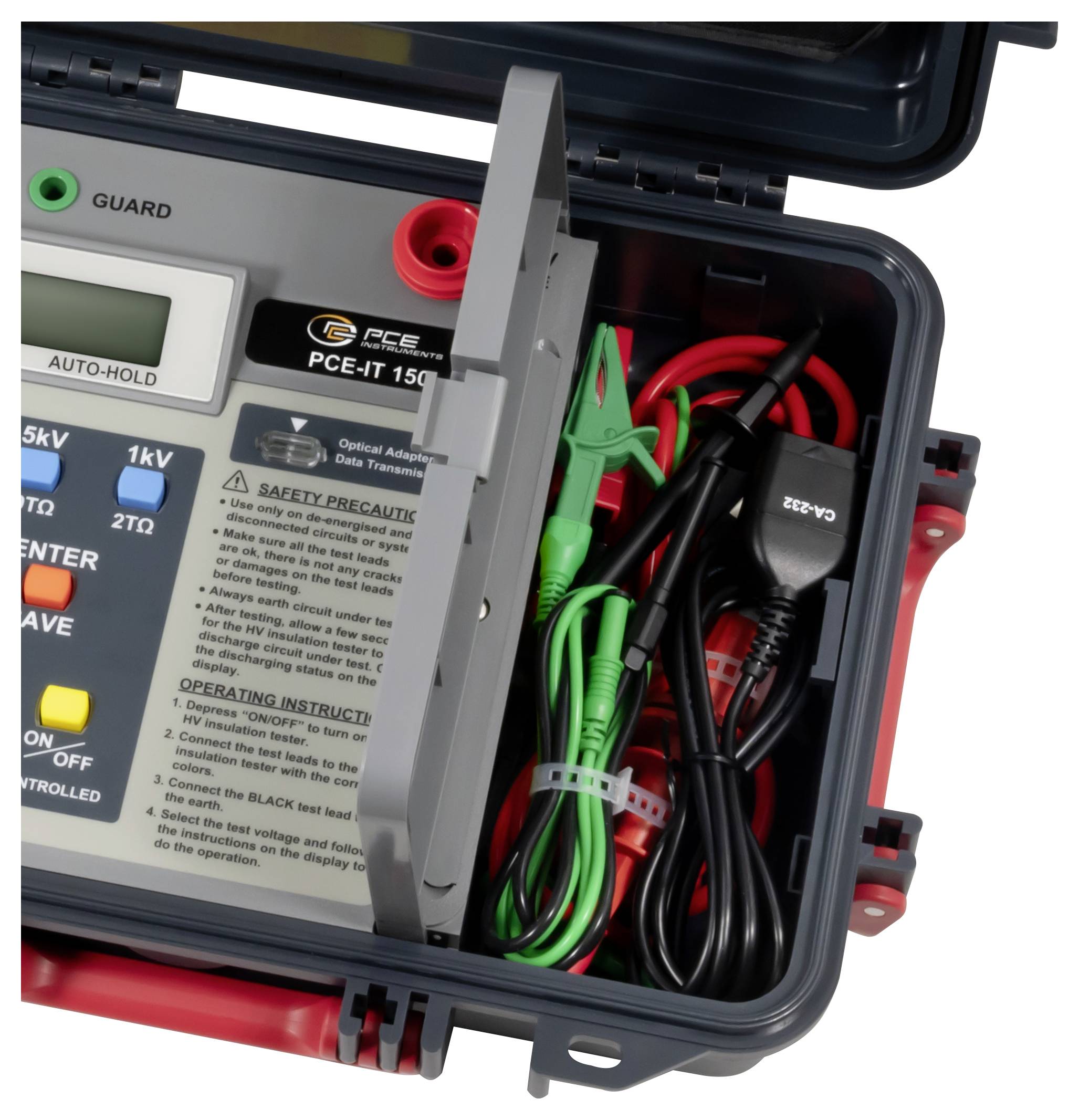 Offener tragbarer Koffer für elektrische Testgeräte mit einem Auto-Hold-Multimeter und aufgerollten roten, schwarzen und grünen Messleitungen im Inneren