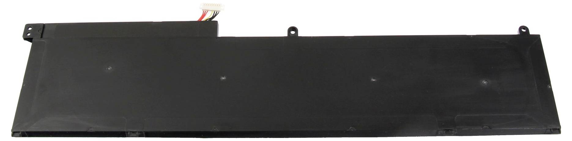 Schwarzes rechteckiges Automobilbauteil oder Abdeckung mit Befestigungslaschen entlang der oberen Kante und einem kleinen rot-weißen Stecker oben rechts sichtbar.