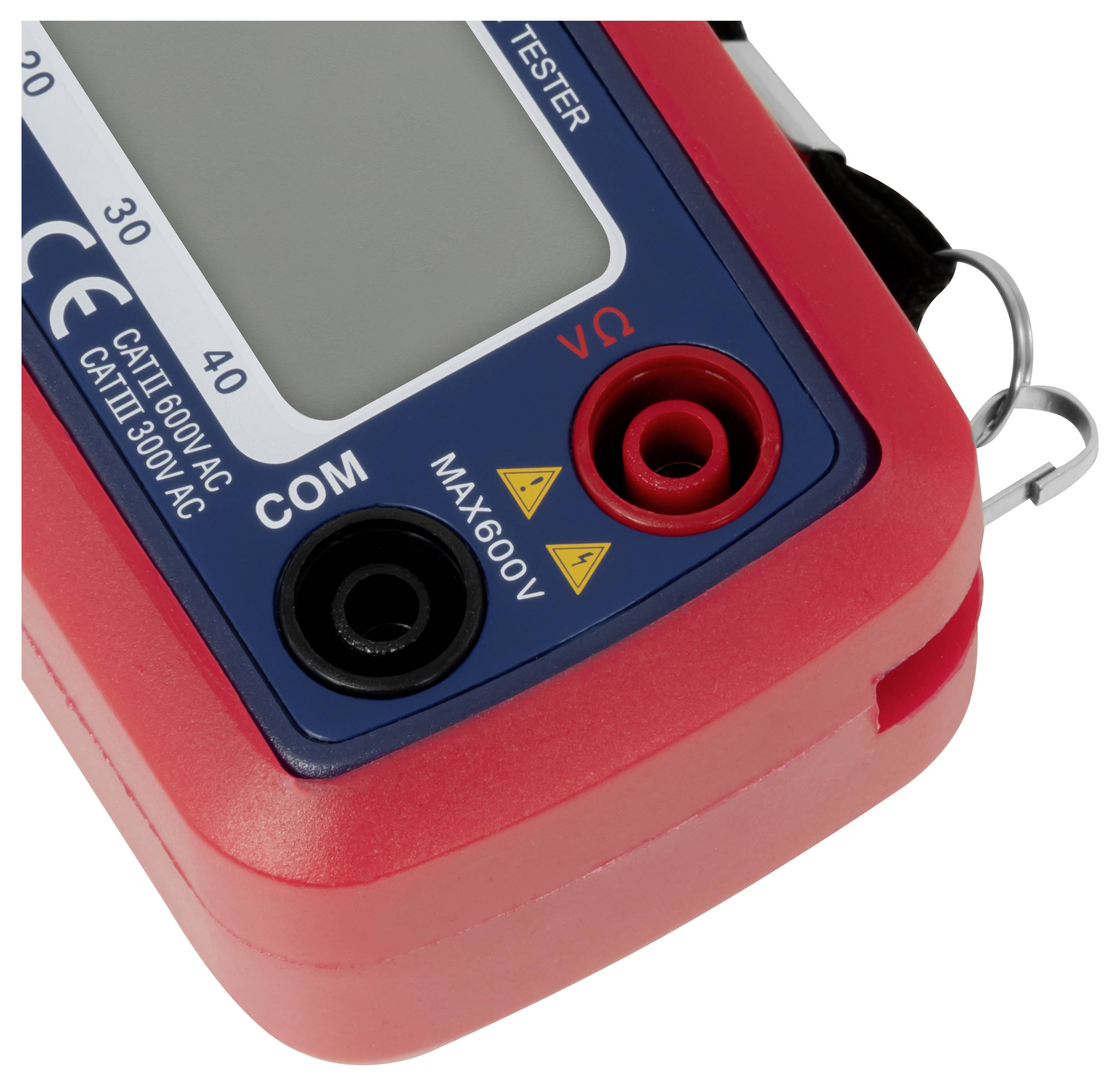 Nahaufnahme eines roten digitalen Multimeters, das die COM- und Ω-Eingangsbuchsen zeigt, mit Sicherheitsbewertungsmarkierungen auf der Vorderseite.
