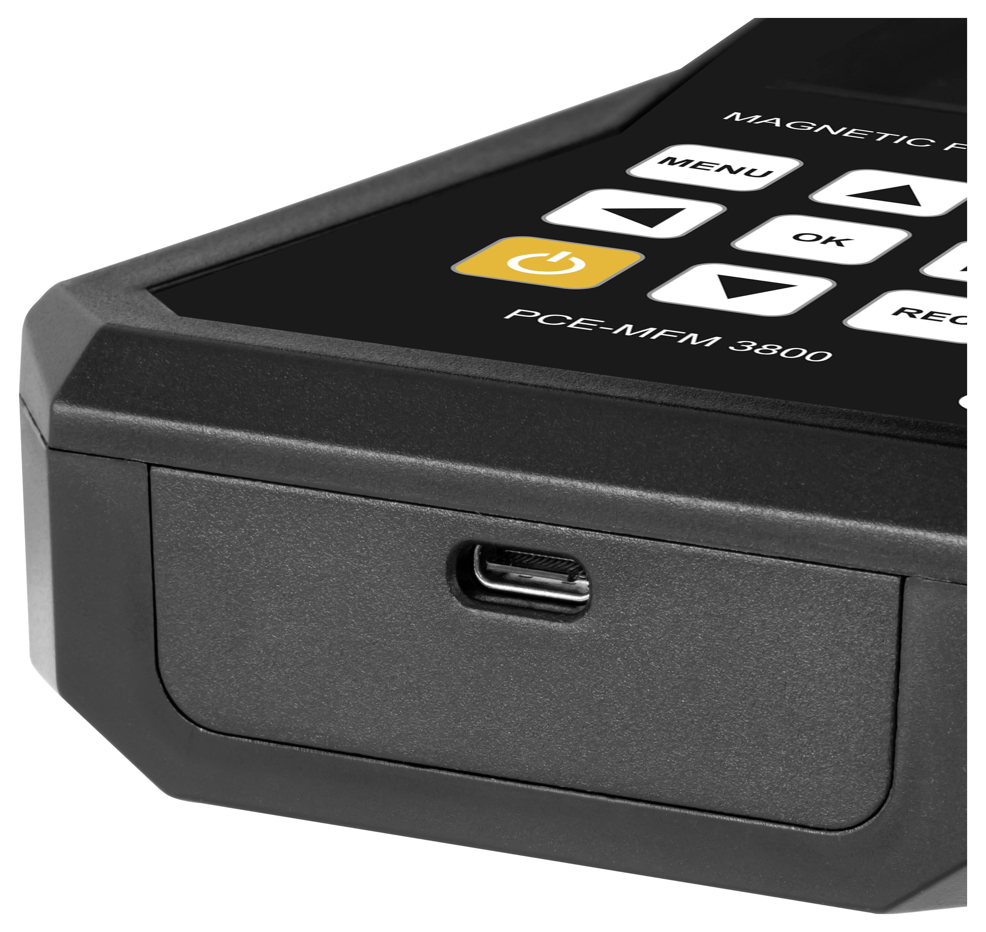 Nahaufnahme eines schwarzen Magnetkartenlesegeräts mit Tastaturtasten und USB-C-Anschluss an der Vorderseite, beschriftet mit PCE-MFM 3900.