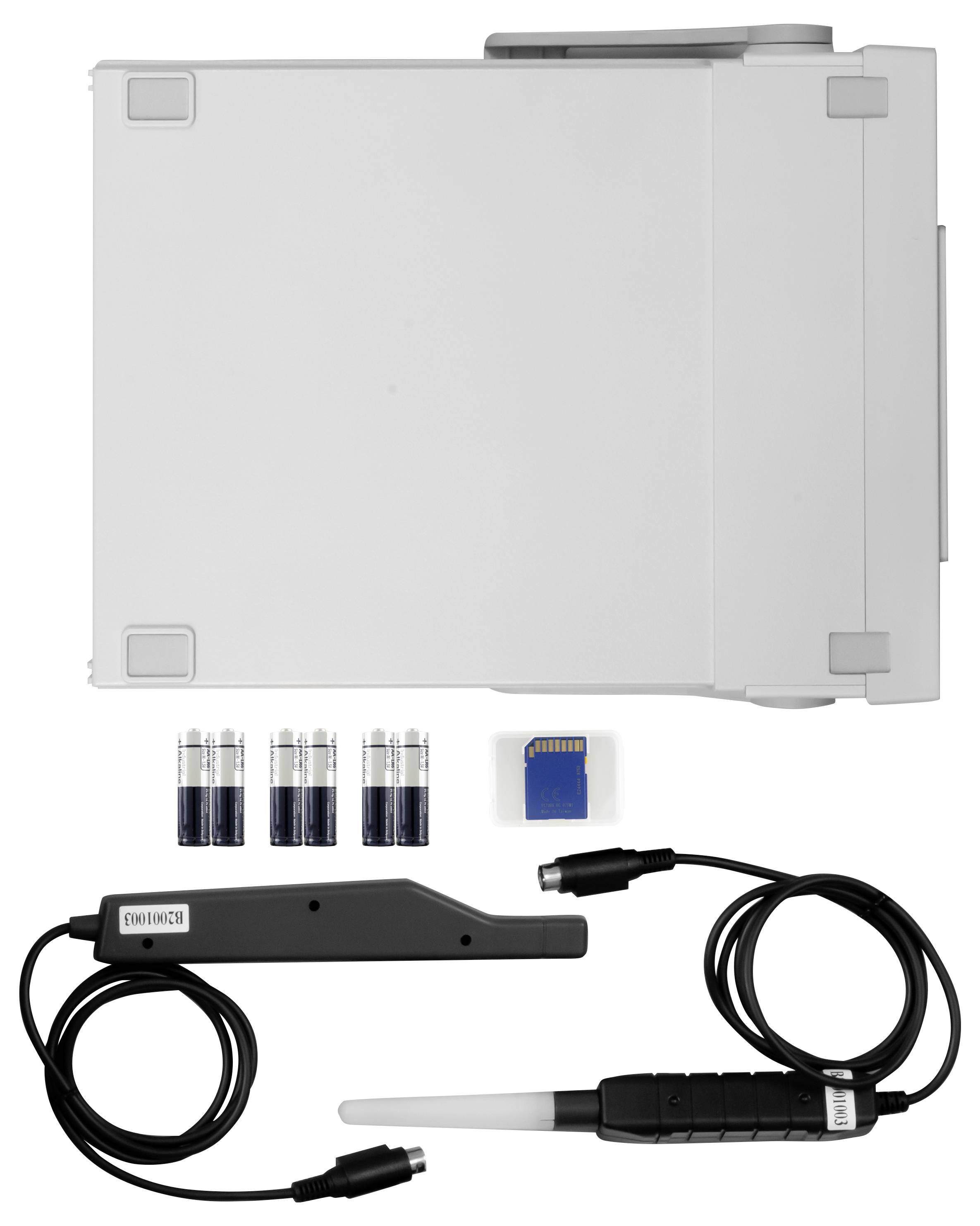 Weißes elektronisches Set mit einer Hauptkonsole, vier Batterien, einer Speicherkarte und zwei kabelgebundenen Sonden/Zubehörteilen auf weißem Hintergrund