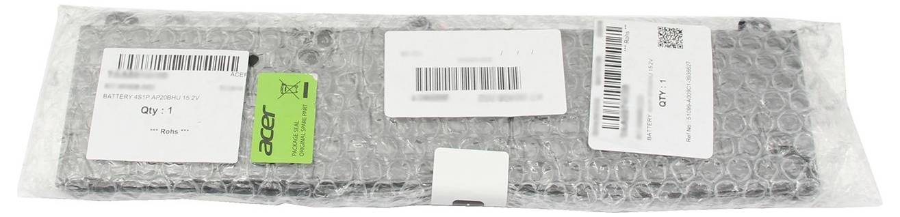 Versandpaket mit Luftpolsterfolie und mehreren Barcode- und Adressetiketten, einschließlich eines Acer-Etiketts, das ein versendetes Paket anzeigt.