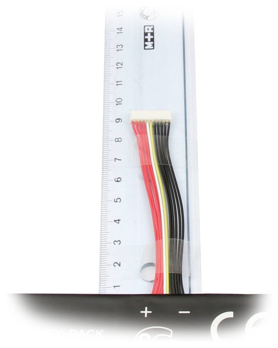 Ein Bündel roter und schwarzer Computerstromkabel in transparenter Verpackung neben einem Lineal, das die Länge und Stecker der Kabel zeigt.
