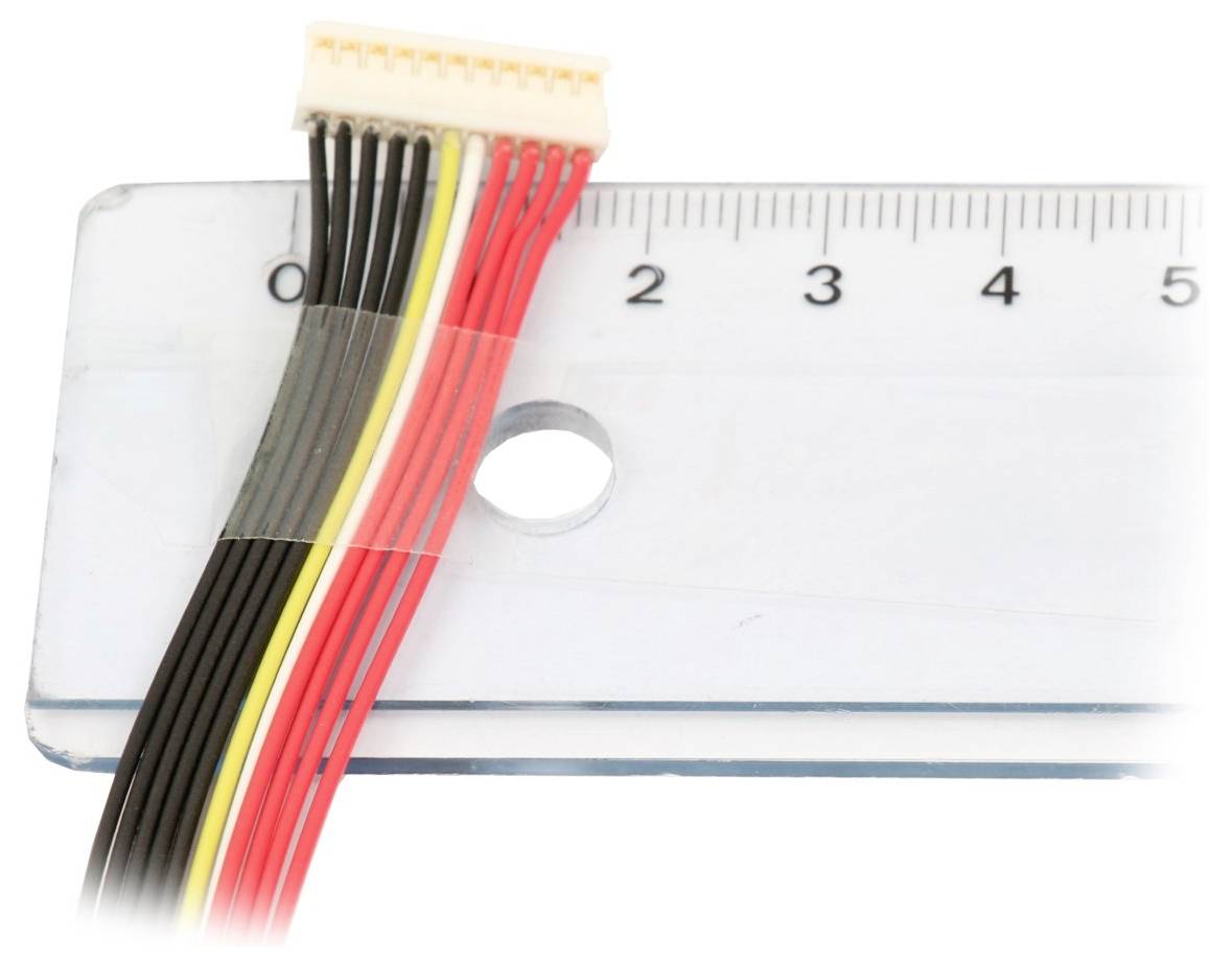 Flachbandkabelstecker neben einem klaren Lineal, das die Messung in Zentimetern von 0 bis 5 anzeigt.