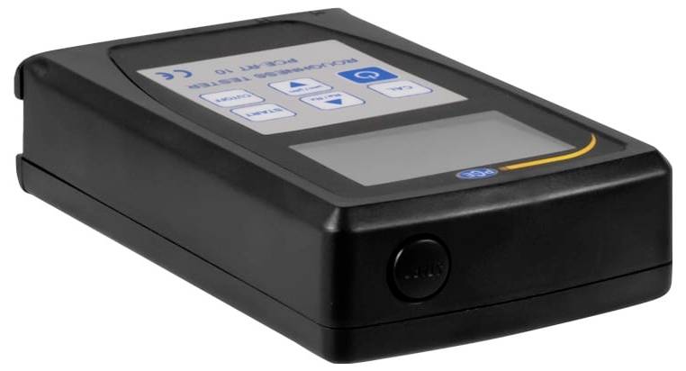 Schwarzes elektronisches Kartenlesegerät oder Zahlungsterminal mit kleinem Touchscreen-Display und abgerundeter Oberseite, in Perspektive auf weißem Hintergrund dargestellt.