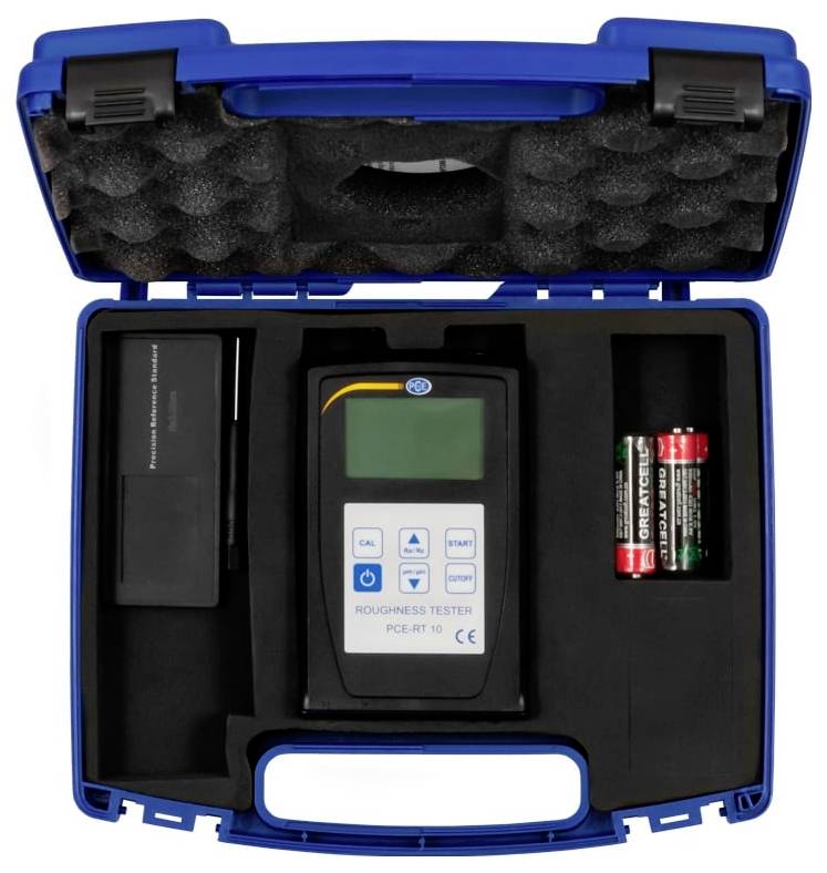 Offener blauer Transportkoffer mit einem digitalen Oberflächenrauheitsprüfer, Zubehör und Batterien in Schaumstoff-Aussparungen angeordnet.