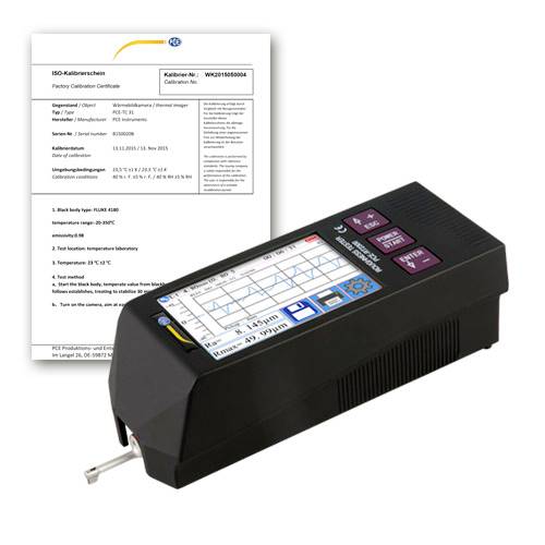 Ein tragbares Kalibriergerät mit Touchscreen und Tasten neben einem Werkskalibrierzertifikat, das Messinstrumentprüfung oder Messwerteinstellung suggert.