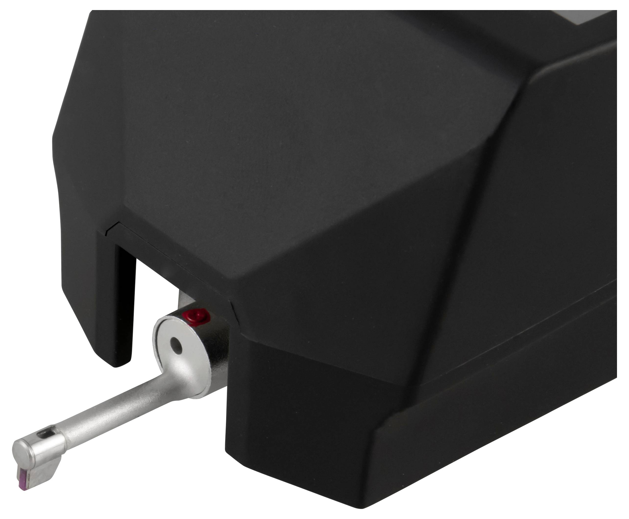 Nahaufnahme eines schwarzen Patronen- oder Gerätegehäuses mit einem metallischen stilusartigen Arm, der sich aus einer Öffnung erstreckt.