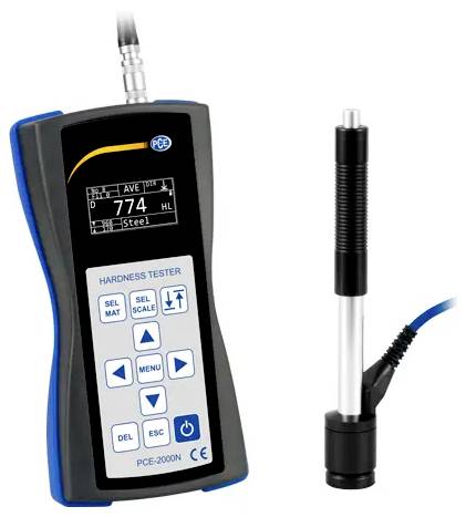 Tragbares Härteprüfgerät mit tragbarer Anzeigeeinheit und Messsonde, die eine Ablesung von 774 HL für Stahl anzeigt.