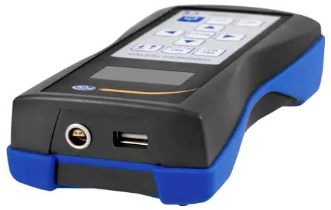 Tragbares tragbares elektronisches Gerät mit Tastatur, kleinem Bildschirm, USB-Anschluss und rundem Stecker in einem blau-schwarzen Gehäuse.