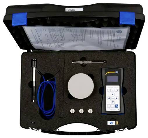 Offenes Tragegehäuse mit tragbarem elektronischem Messgerät, Messfühler, aufgerolltem Kabel, rundem Sensorplatte und Zubehör in Schaumstoff-Einlage.