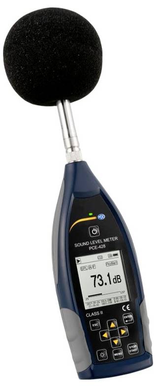 Tragbares Schallpegelmessgerät mit Schaumstoff-Mikrofonkopf, das auf seinem Display 73,1 dB anzeigt.