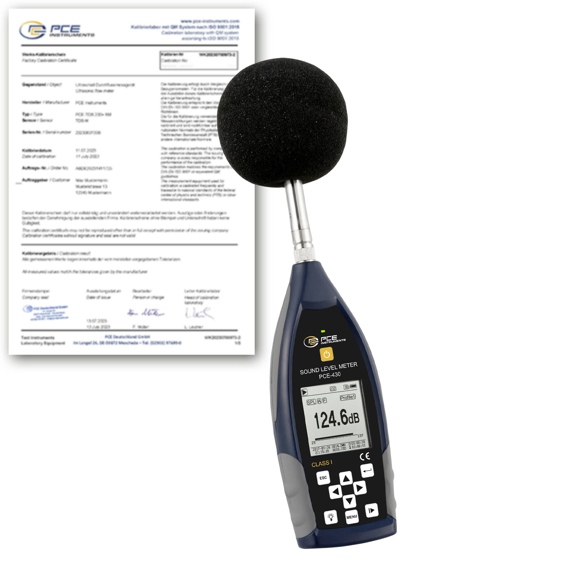 Schallpegelmesser mit Schaummikrofon neben einem Kalibrierungszertifikat, das auf seinem Display einen Wert von 124,6 dB anzeigt.