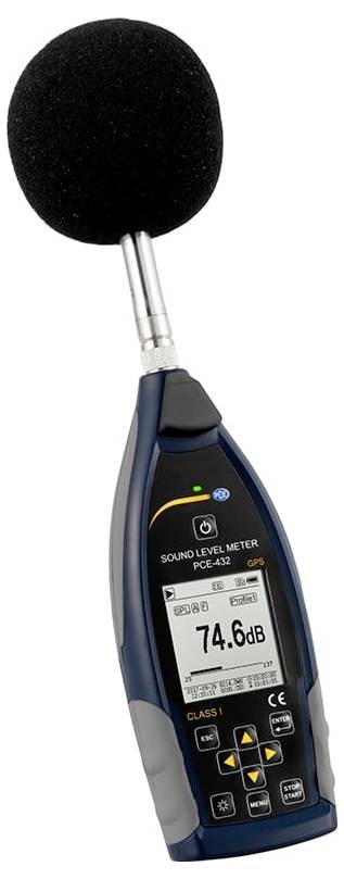 Tragbares Schallpegelmessgerät mit schaumstoffbeschichteten Mikrofon und Display zeigt 74,6 dB an.