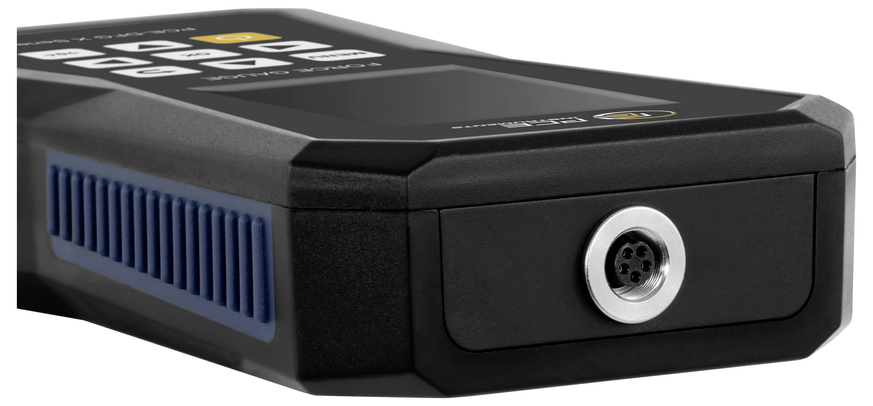 Schwarzes rechteckiges elektronisches Gerät mit blauen Seitenlüftungsschlitzen und einem kreisförmigen Anschlussport auf der Vorderseite, dargestellt auf weißem Hintergrund.