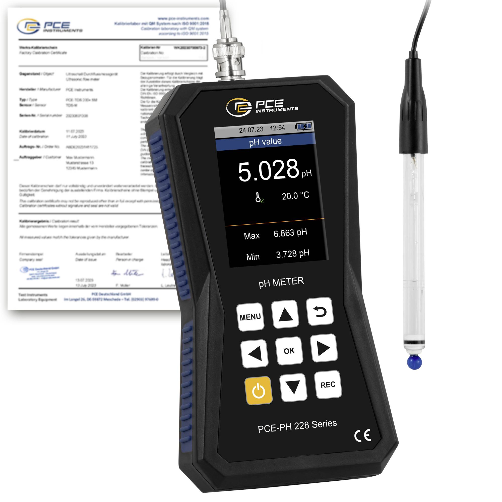 PCE pH-Messgerät-Set mit Kalibrierzertifikat und Sonde, wobei auf dem tragbaren Display ein pH-Messwert von 5,028 angezeigt wird.