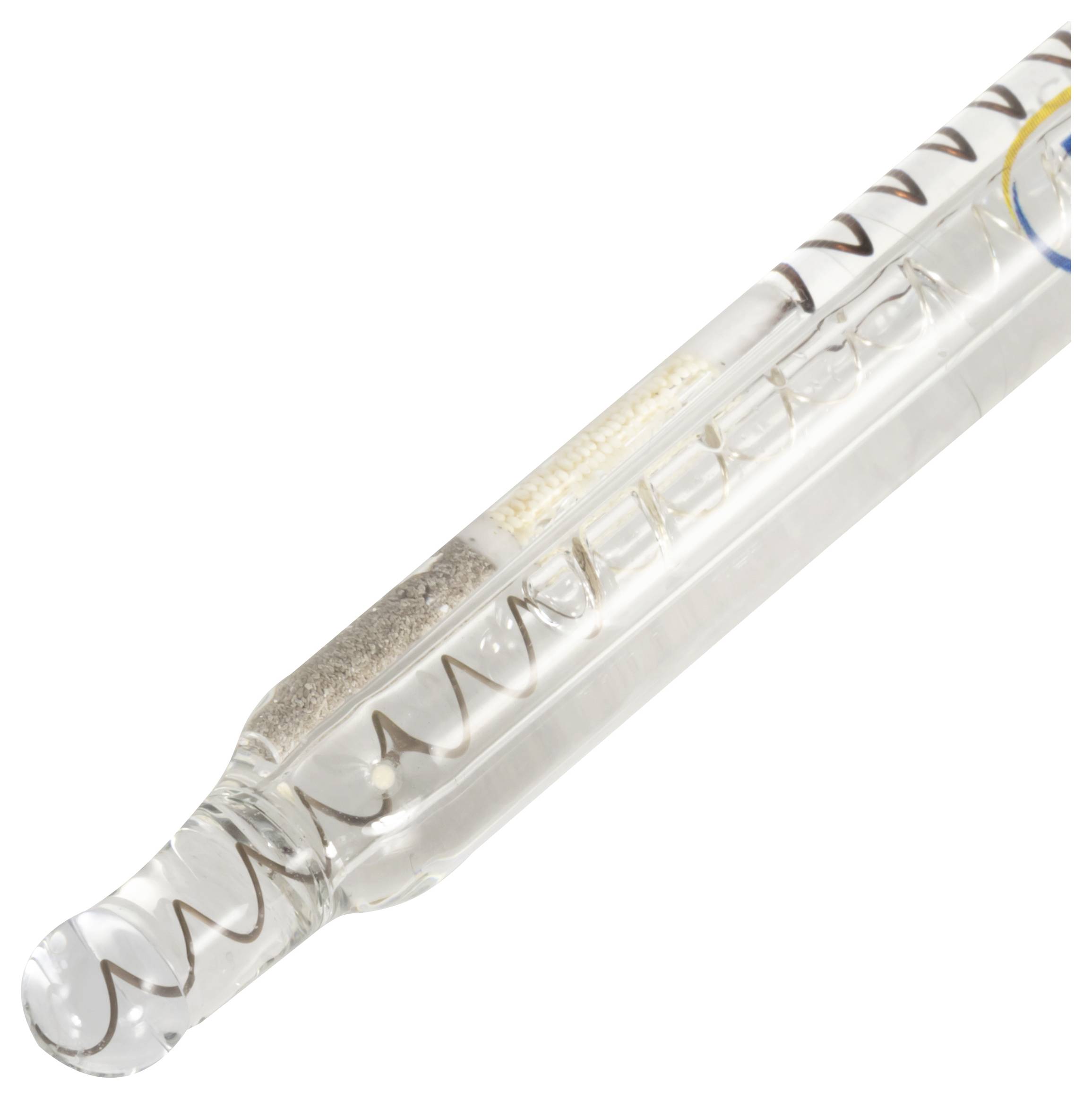 Nahaufnahme eines klaren Glastestrohrs oder einer Durchstechflasche mit engem Hals und braunen Spiralmarkierungen, angewinkelt auf weißem Hintergrund.
