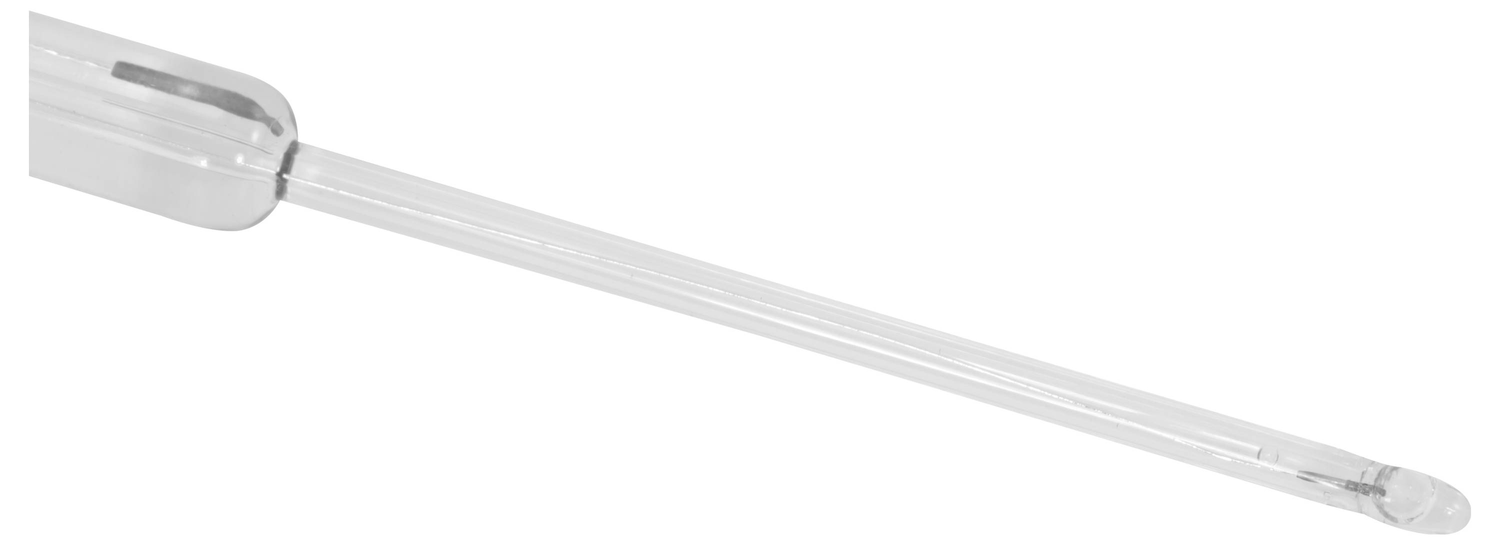 Klare Kunststoffpipette mit einem langen, schmalen Schaft und abgerundeter Bulbenspitze, diagonal auf weißem Hintergrund dargestellt.