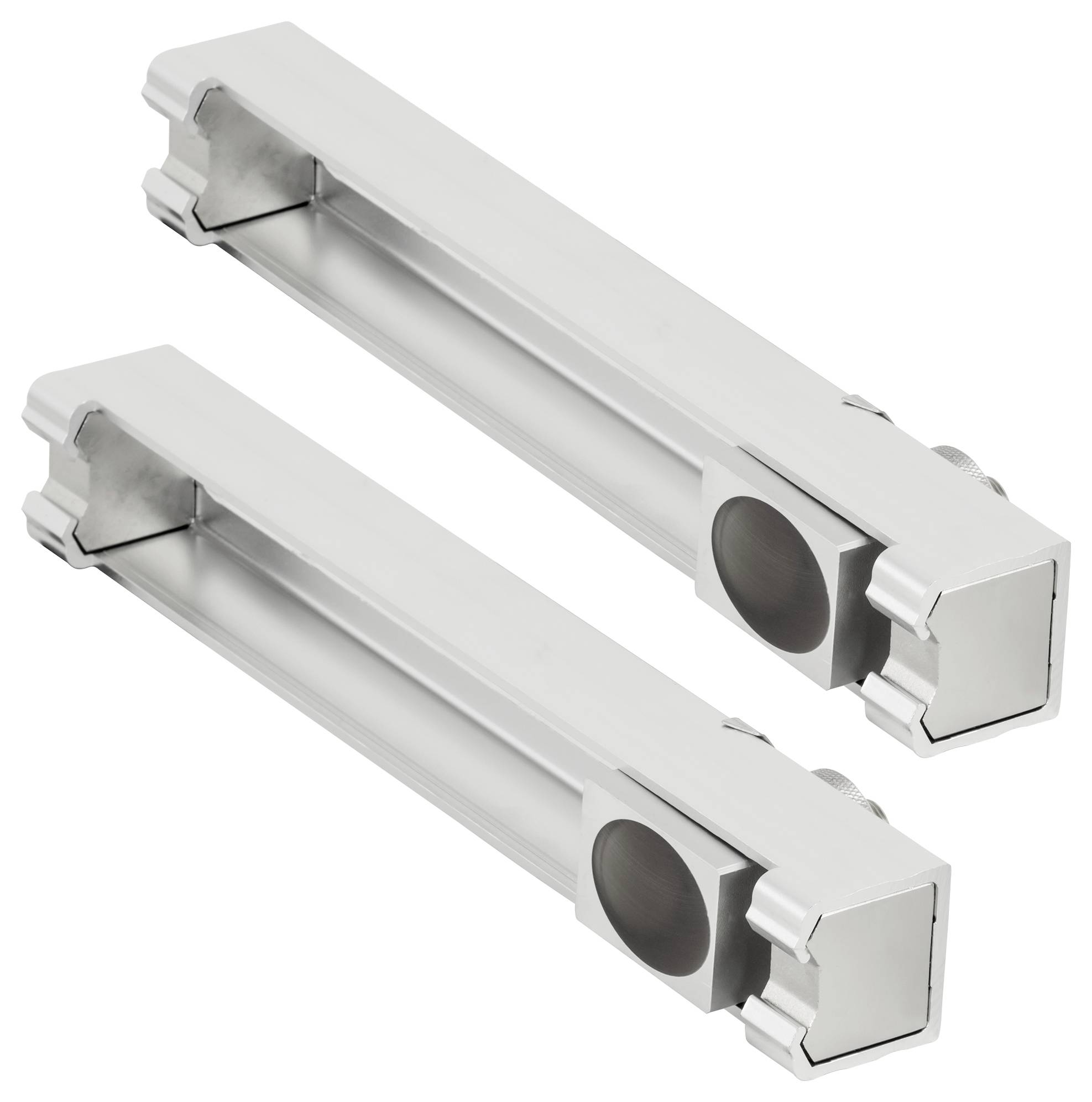 Zwei silberne Metalleuchten oder Leuchtengehäuse in linearer Form, diagonal auf weißem Hintergrund angeordnet, jeweils mit einer kreisförmigen dunklen Endkappe.
