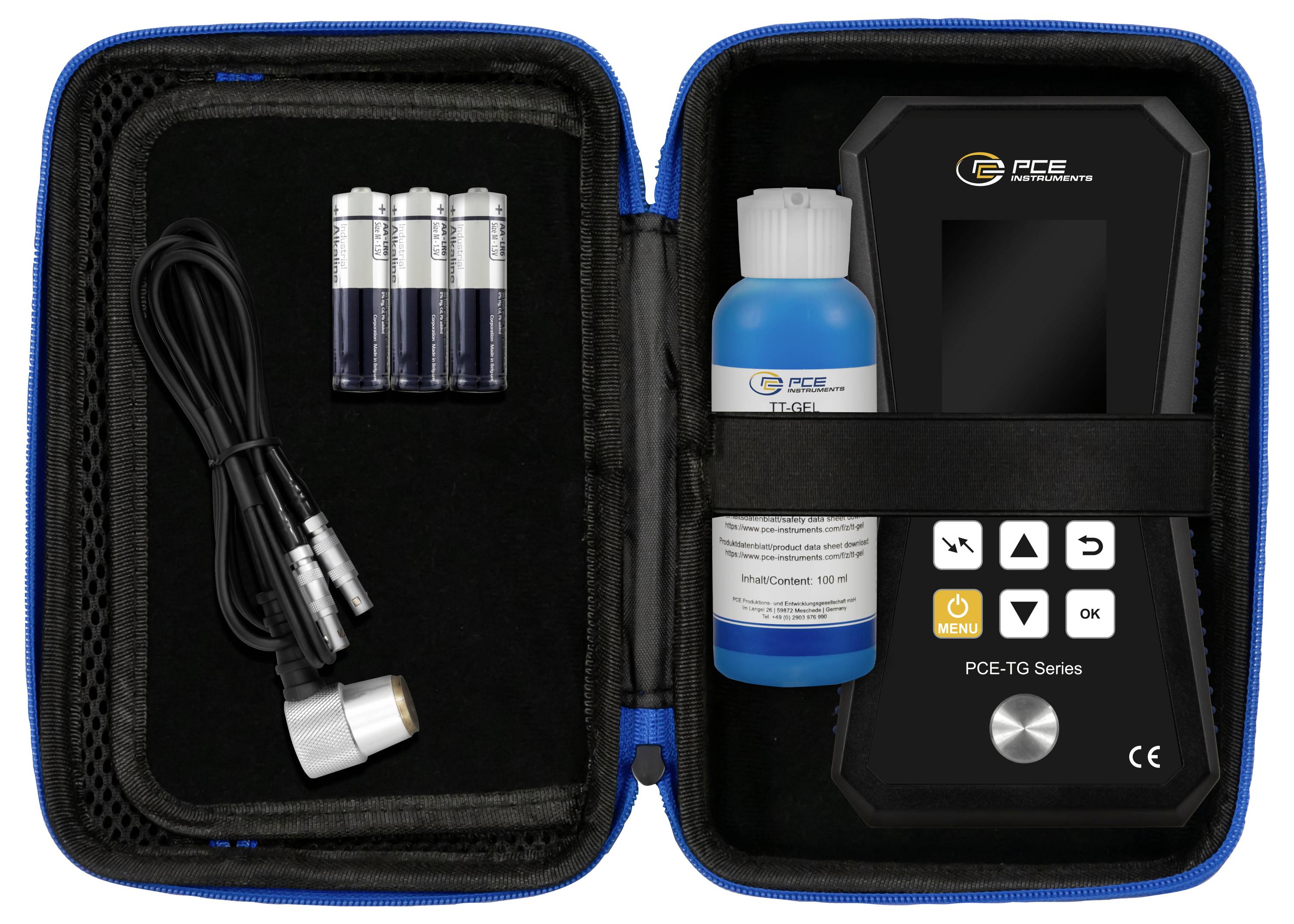 Offene Tragekoffer mit PCE-GT Serie Gerät, blauer Flasche, Kabeln, Batterien und Steuertasten für ein tragbares Messinstrument-Set.