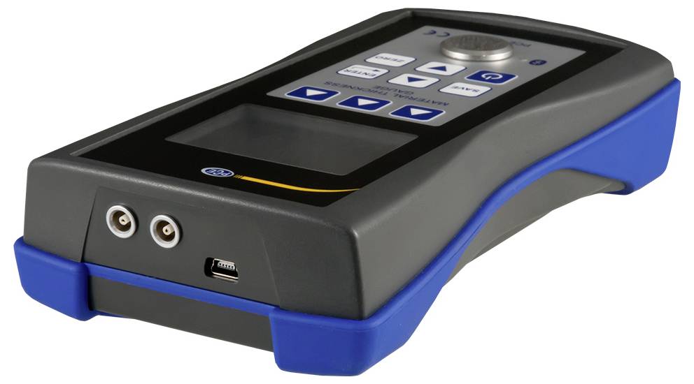 Tragbare elektronische Steuereinheit mit Display, Tasten, Drehregler und Eingabeanschlüssen, dargestellt in einem schwarzblauen Gehäuse auf weißem Hintergrund