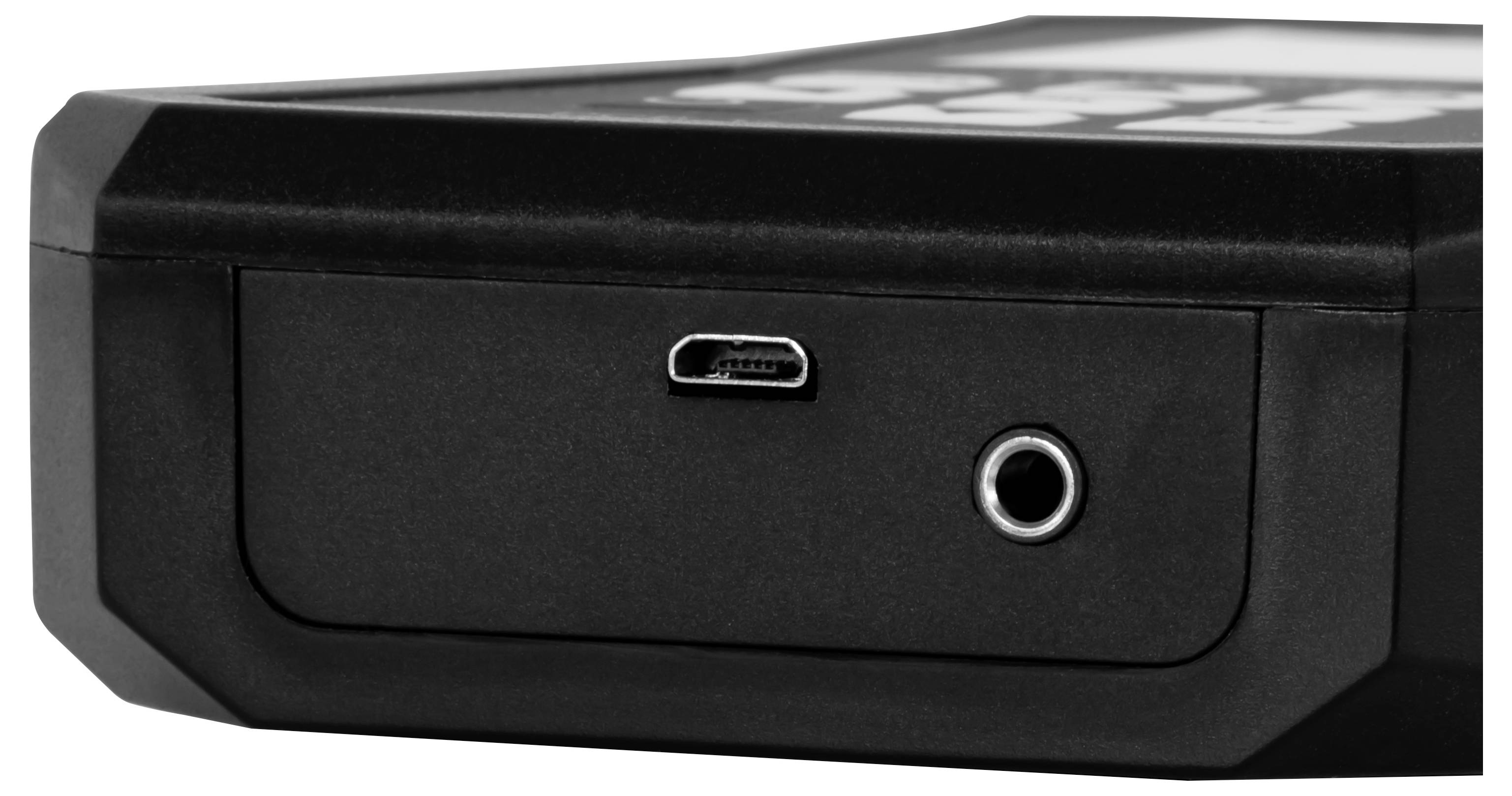 Nahaufnahme der Frontplatte eines schwarzen Geräts mit einem Micro-USB-Anschluss und einer runden Kopfhörerbuchse.