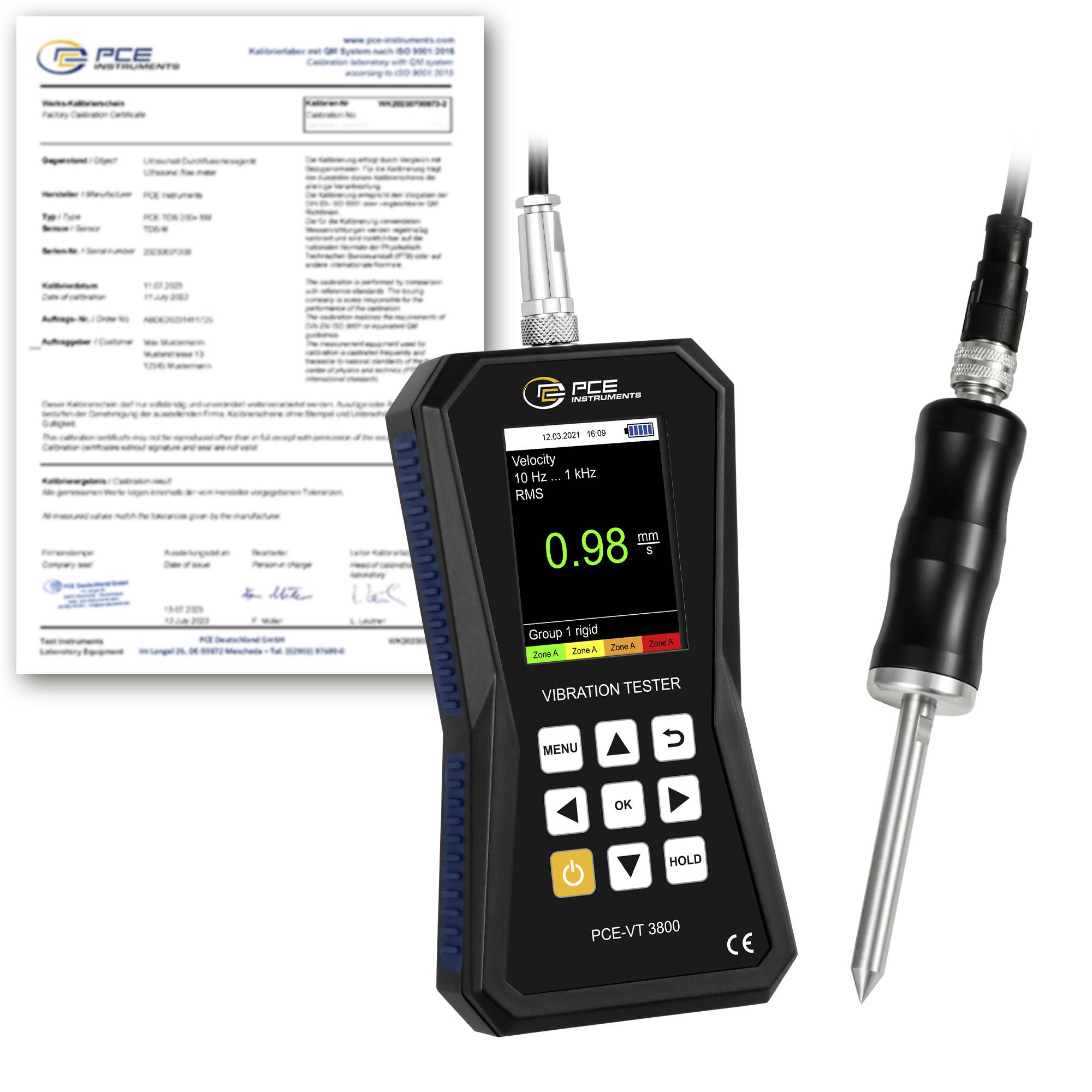 PCE-Vibrationsprüfer mit Sonde zeigt 0,98 mm/s RMS an, dargestellt neben einem Kalibrierzertifikat und Sensorenzubehör.