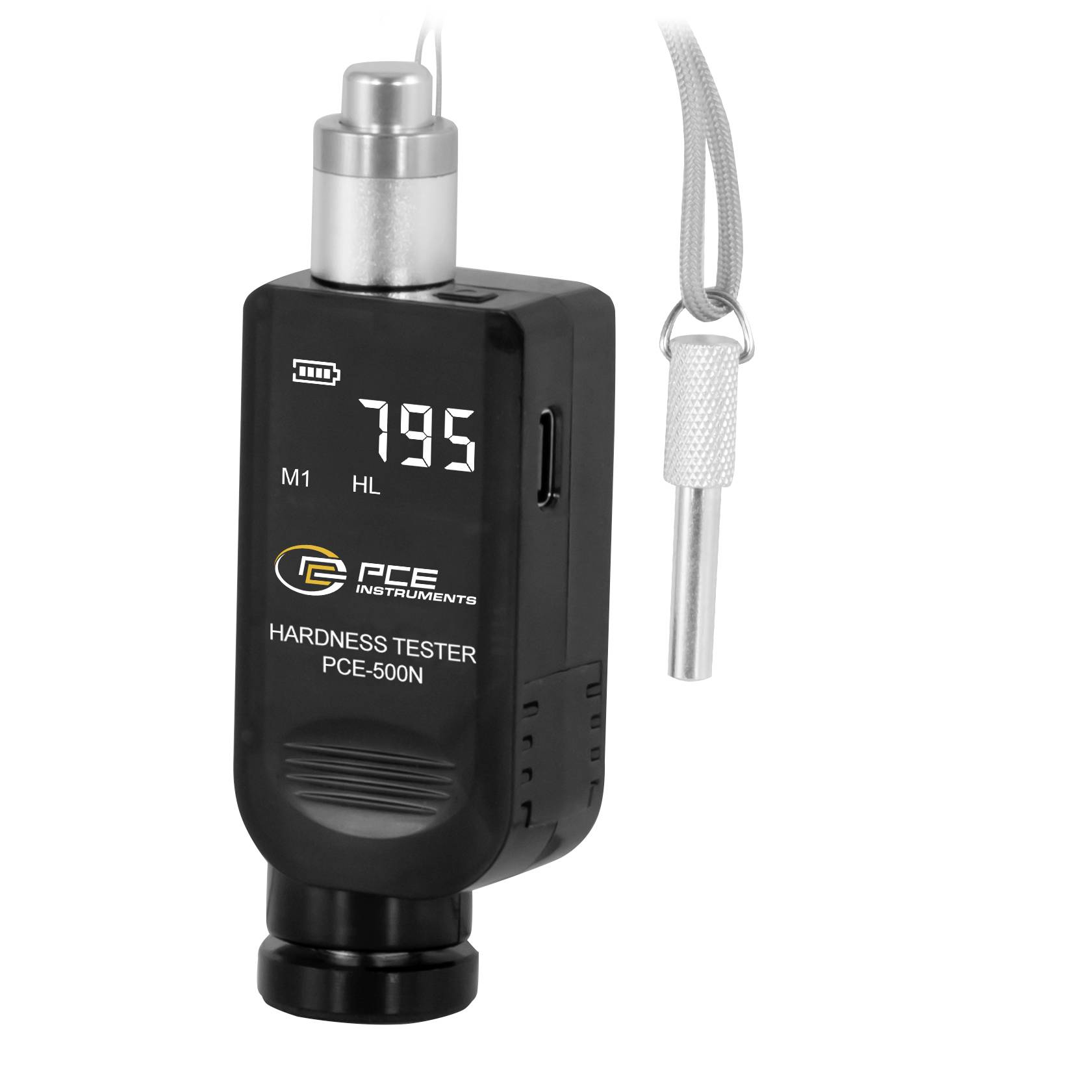Tragbares PCE-500N Härteprüfgerät mit digitalem Display zeigt Messwert 795, mit angebrachter Sonde und Umhängeband auf weißem Hintergrund.