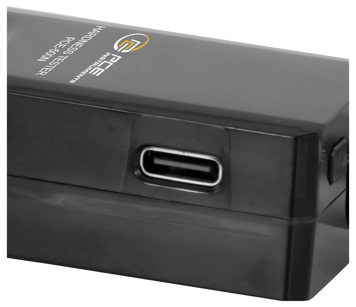 Schwarze rechteckige Powerbank oder Ladegerät mit USB-C-Anschluss, oben mit den Aufschriften „GET