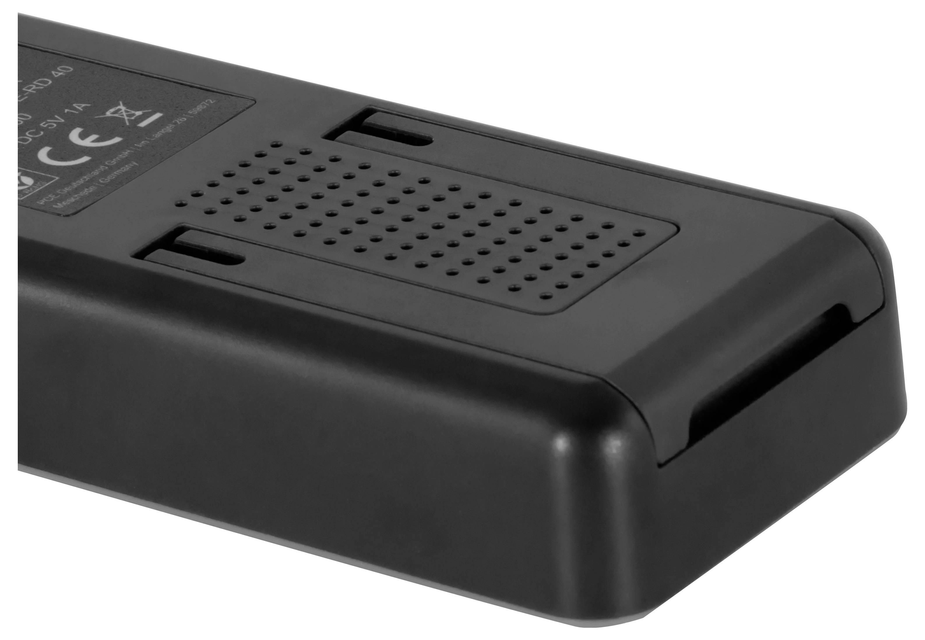 Schwarzes rechteckiges elektronisches Gerät mit perforiertem Lüftungsgitter und Etikett auf der Oberseite, vor weißem Hintergrund gezeigt.