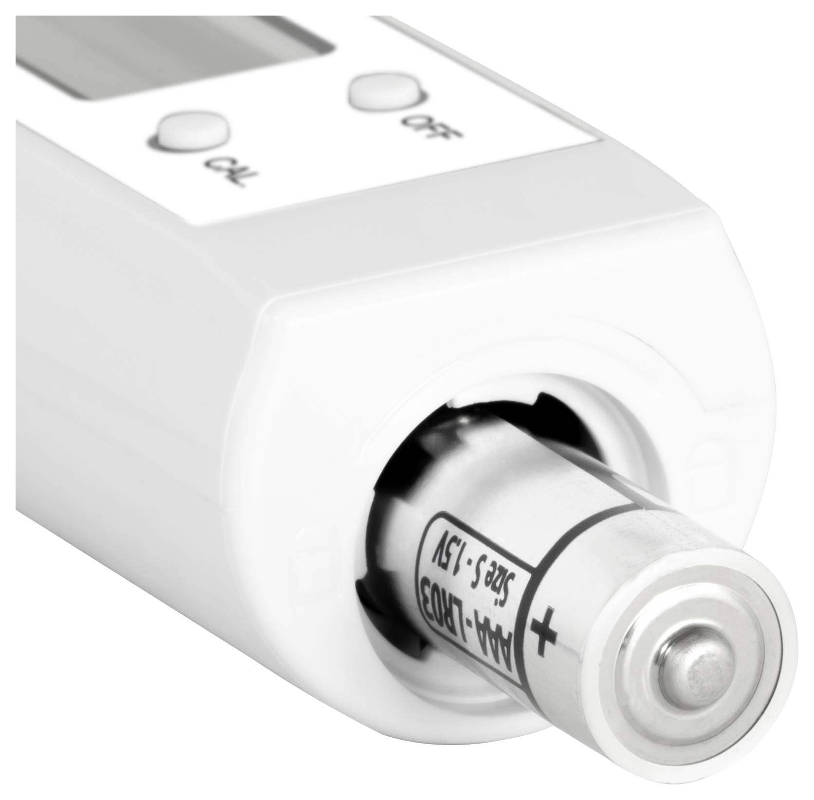 Nahaufnahme eines Batterietestgeräts mit einer eingesetzten AA-Batterie, das die Polarität '+' und Schaltflächen mit den Indikatoren 'OK'/'Schlecht' oben zeigt.